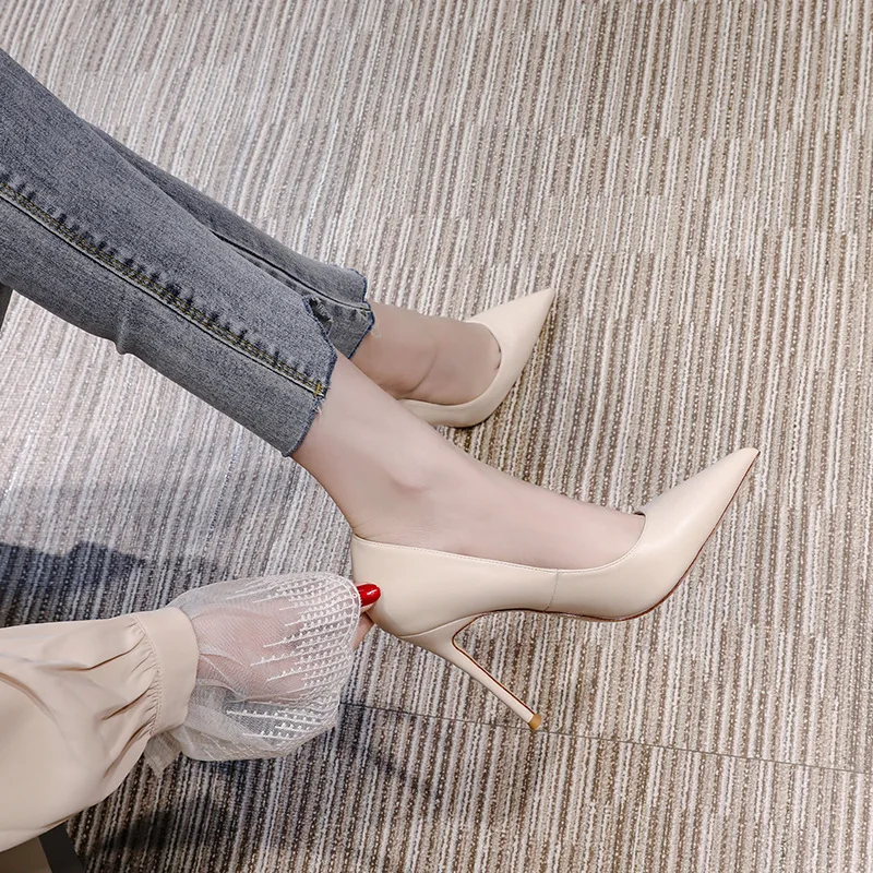 Formal Women Daily Wear Shoes - รองเท้าส้นสูงหัวแหลมผ้าซาตินสีนู้ดสำหรับผู้หญิง ส้นเข็มบางเฉียบ ดีไซน์หรูหรา เหมาะสำหรับใส่กับชุดทางการในออฟฟิศ งานแต่งงาน งานเลี้ยง